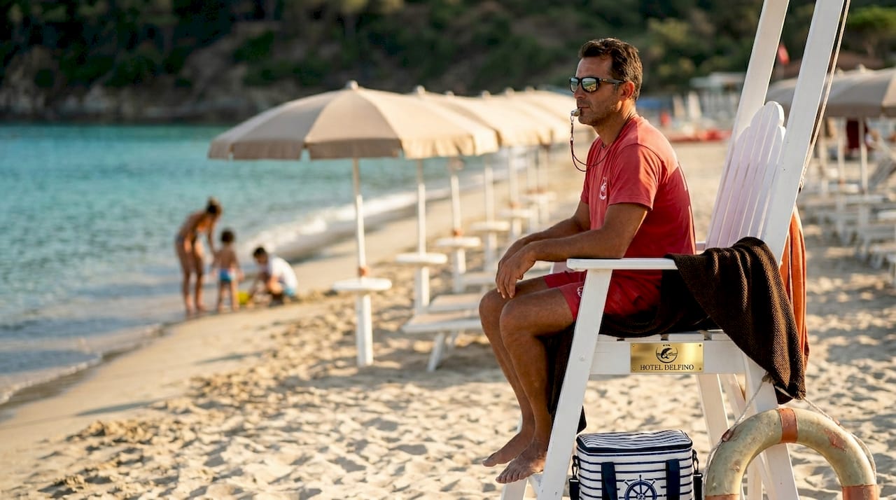 Bagnino di guardia sulla spiaggia privata all’Isola d’Elba