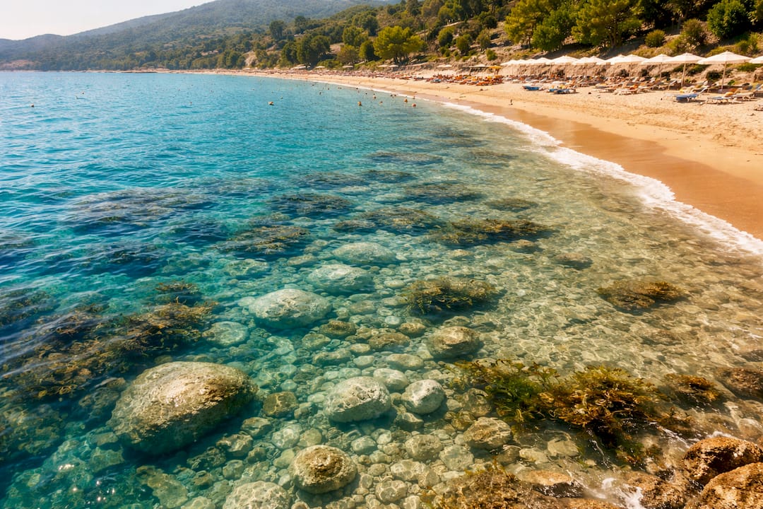 Primo piano di ciottoli bianchi immersi nell’acqua cristallina del mare