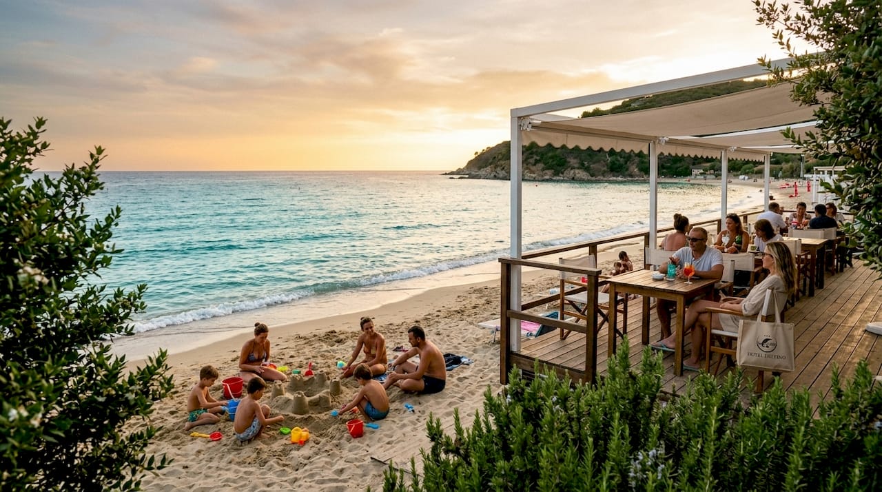 Spiaggia mediterranea con sentiero escursionistico segnalato e terrazza panoramica dell’hotel