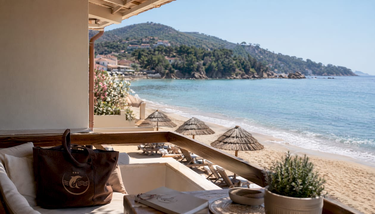 Terrazza panoramica di un hotel affacciato sulla spiaggia della Baia di Procchio, all’Isola d’Elba
