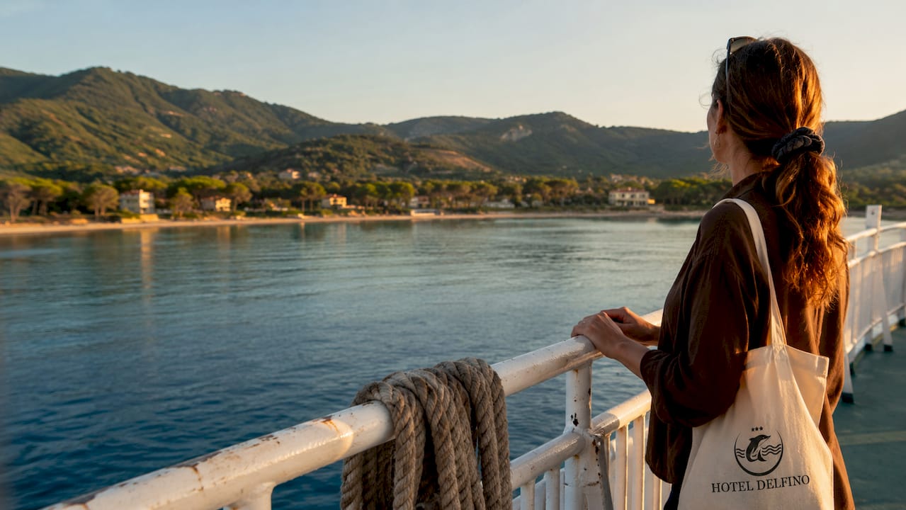 Traghetto in avvicinamento alla costa dell’Elba, nei pressi di Procchio, mentre il sole sorge.