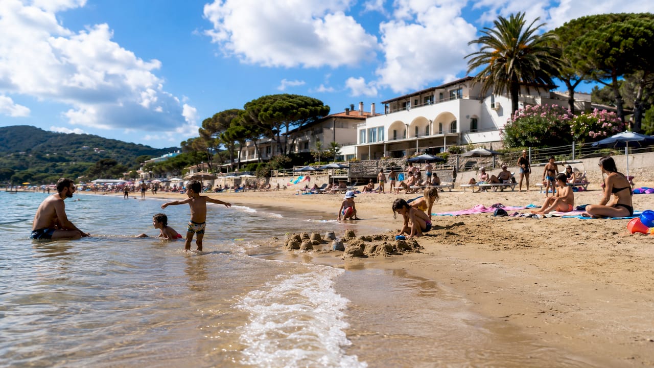 Nel pieno del Ferragosto, Piazza Cavour si anima di famiglie che si godono il relax sotto il sole, tra chiacchiere, gelati e giochi dei bambini.