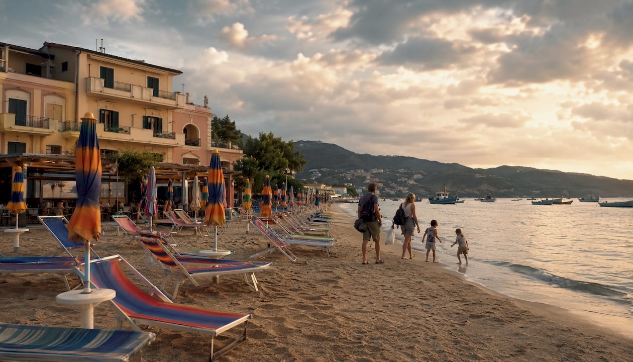 Davanti all’Hotel Delfino di Procchio ti aspetta una spiaggia dall’acqua trasparente e cristallina.
