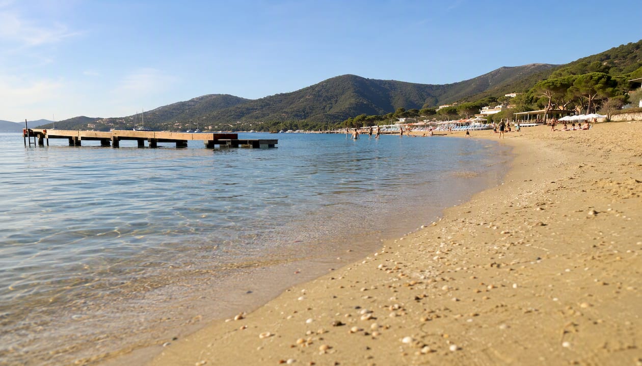 Spiaggia di sabbia finissima, bagnata da acque limpide e poco profonde.
