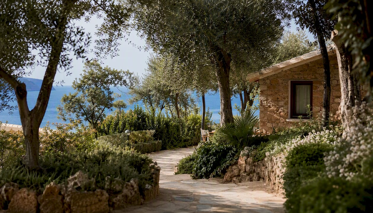 Sentiero immerso nel verde mediterraneo che conduce alla dependance dell’hotel