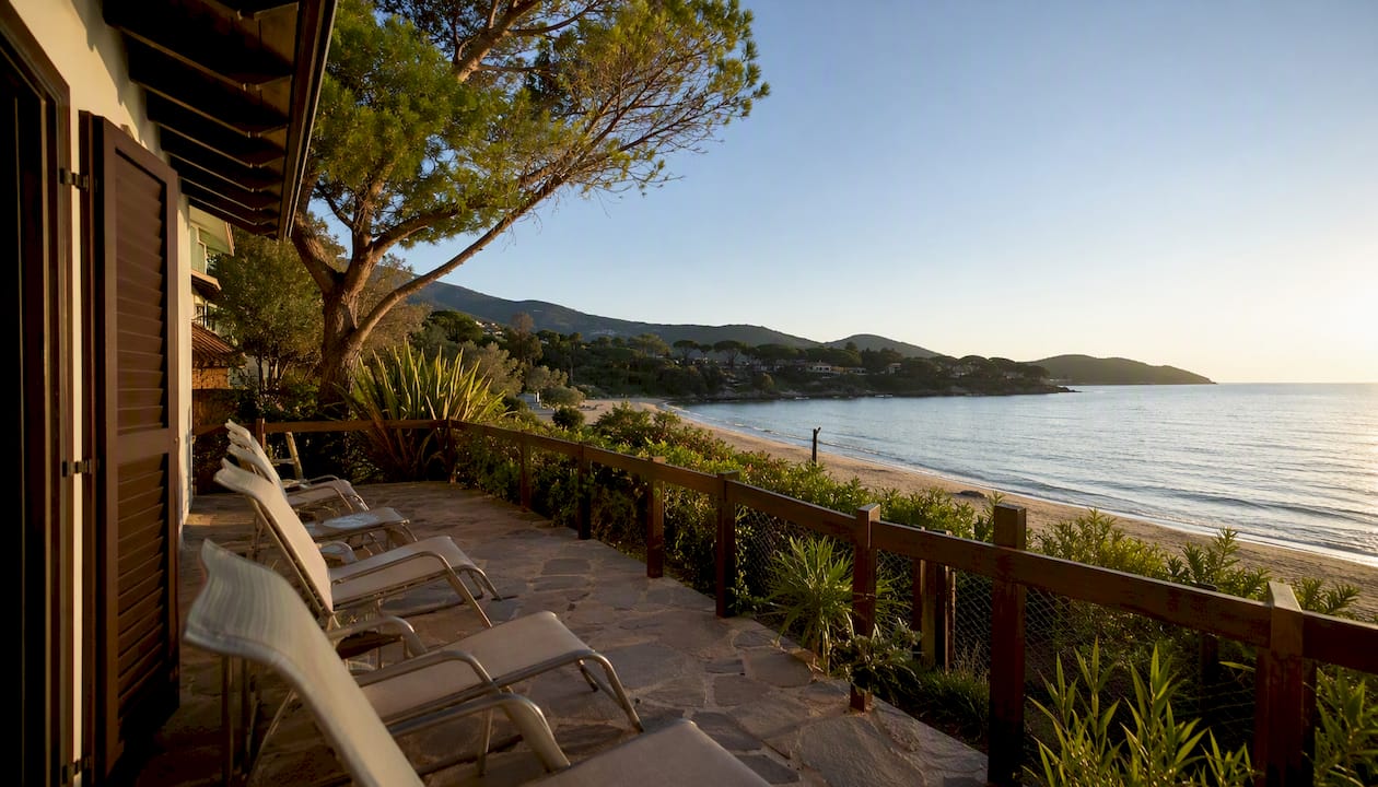 La terrazza panoramica dell’Hotel Delfino offre una vista mozzafiato direttamente sul mare.