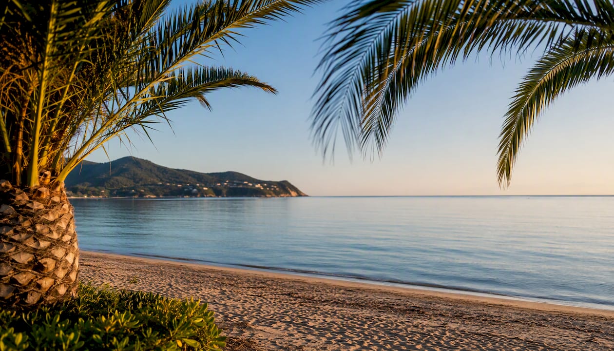 Il mare calmo all’alba sulla costa