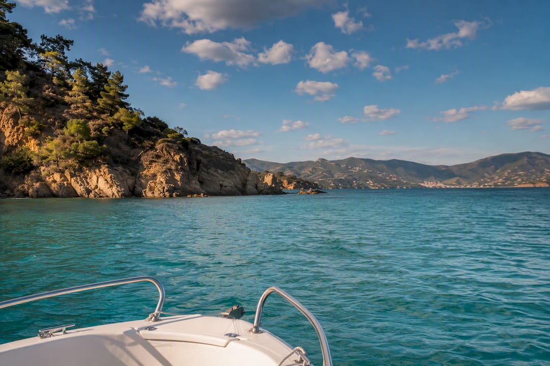 Vista dal barcone sul mare limpido vicino a Elba