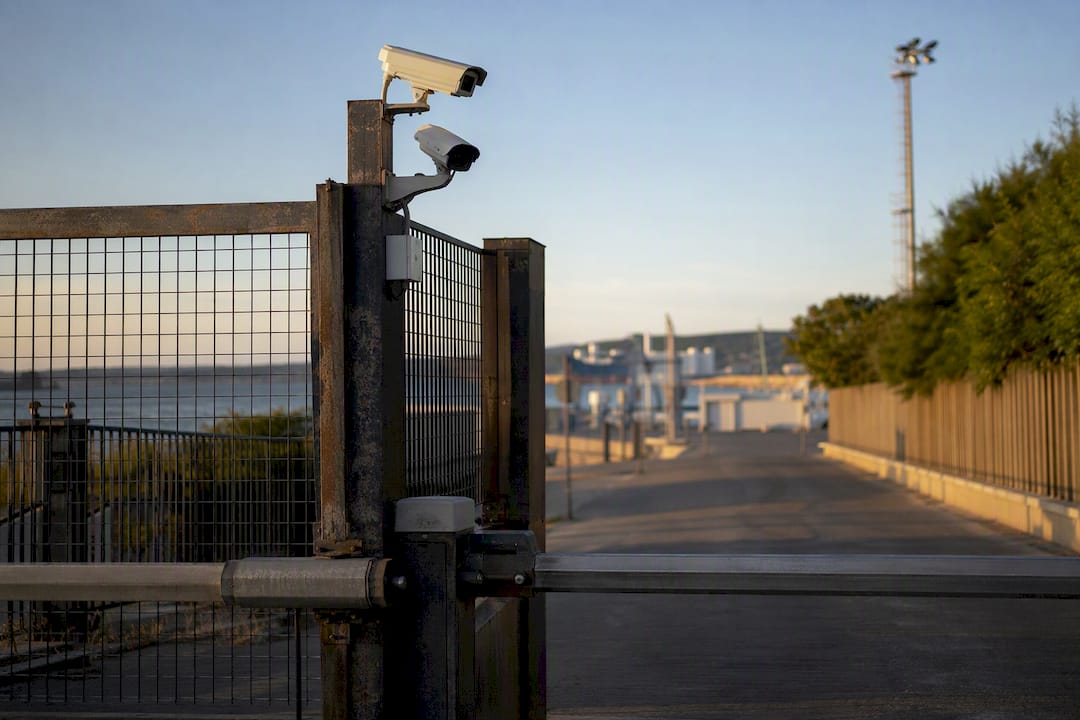 Ingresso del parcheggio G.M.A. con telecamere di sicurezza