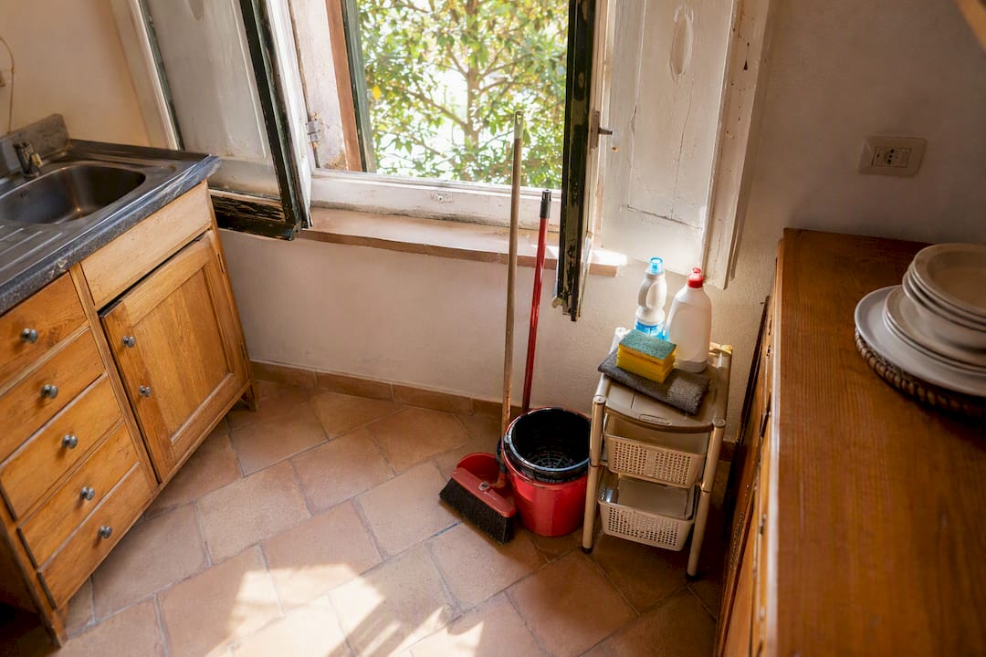 Prodotti per la pulizia della cucina vicino alla finestra dell'appartamento