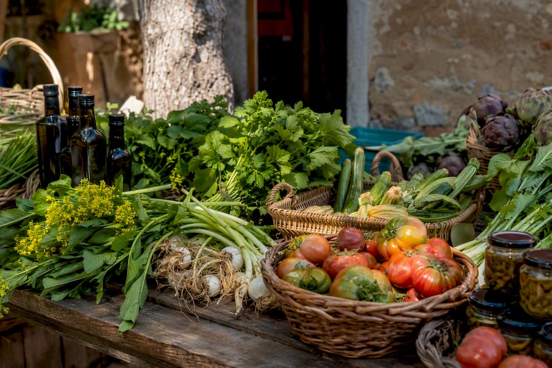 Verdure fresche di stagione e prodotti locali al mercato
