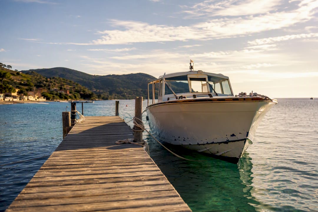 Taxi d'acqua attraccato al molo dell'Isola d'Elba