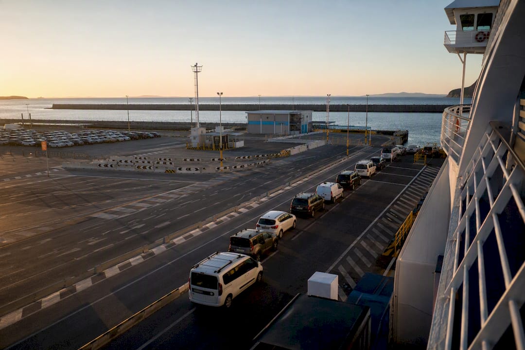 Auto in attesa al porto dei traghetti di Piombino all'alba