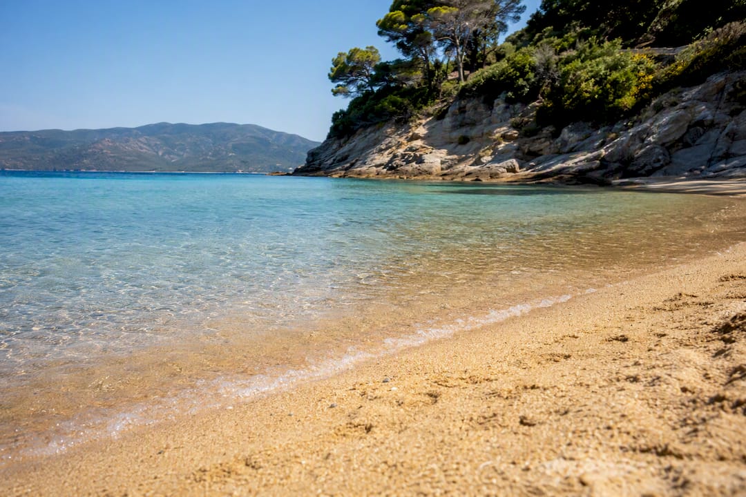 Mare turchese calmo e costa rocciosa all'Elba