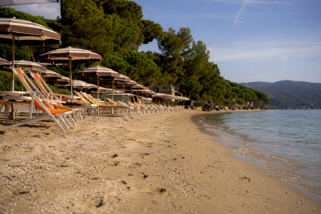 Ombrelloni e lettini sulla soleggiata spiaggia dell'Elba