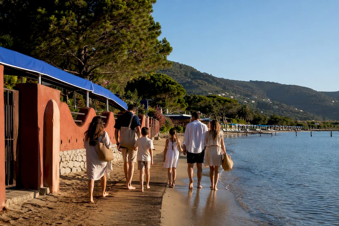 Famiglie e coppie sulla spiaggia di Procchio