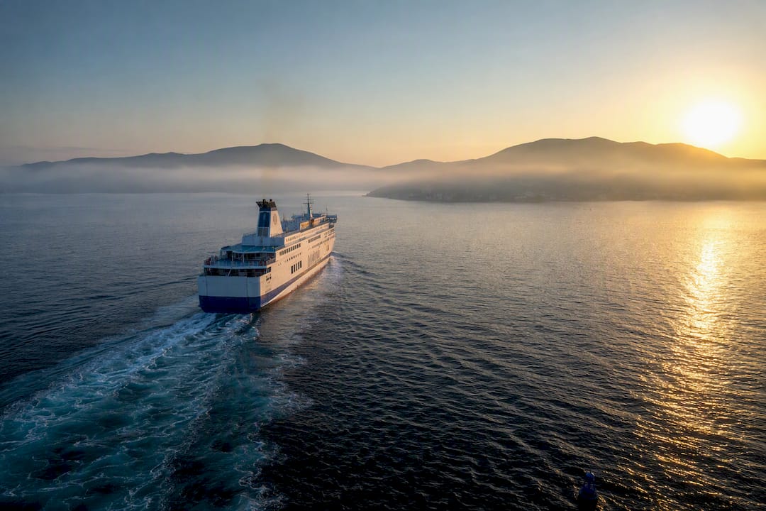 Traghetto per l’Elba all’alba