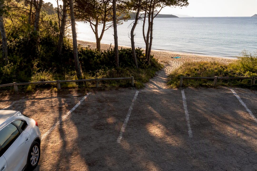 Parcheggio vicino a una spiaggia sull'Isola d'Elba
