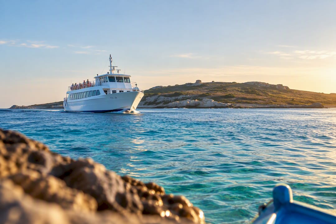 Traghetto in arrivo sulla costa di Pianosa