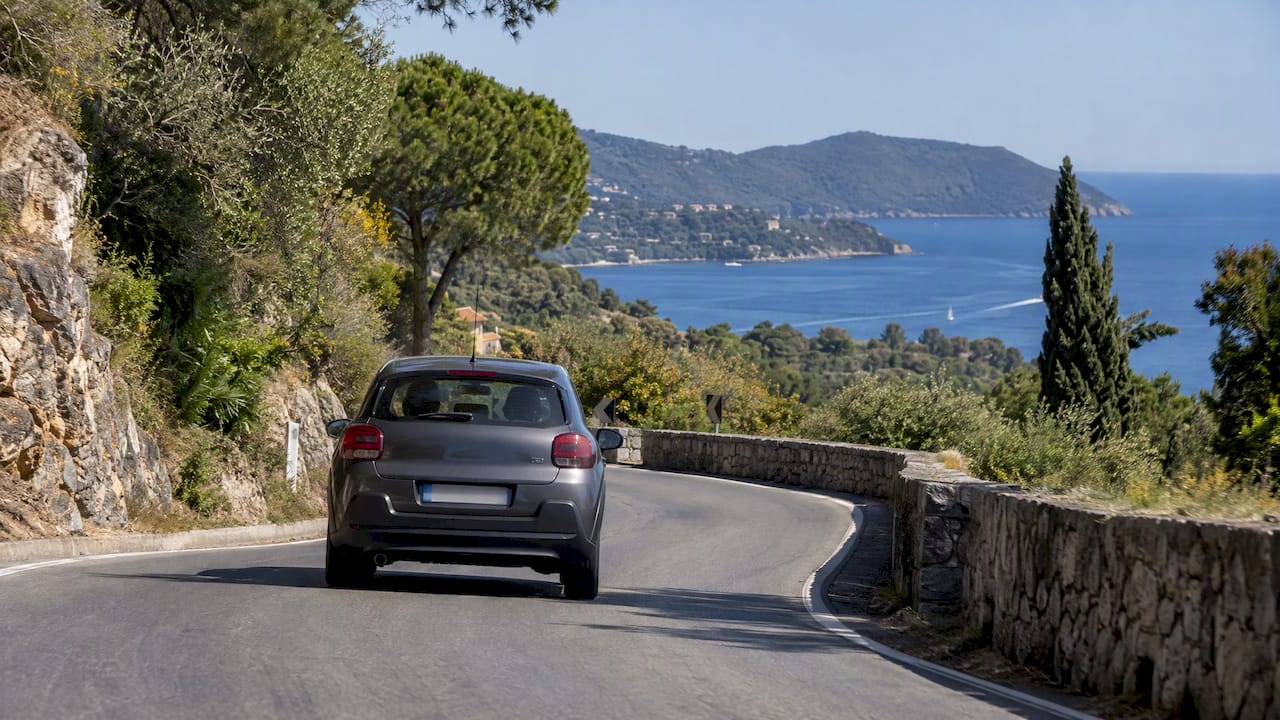 Auto in viaggio verso Procchio