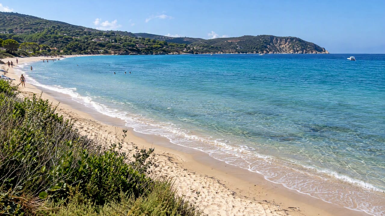 La spiaggia di sabbia di Campo all’Aia a Procchio