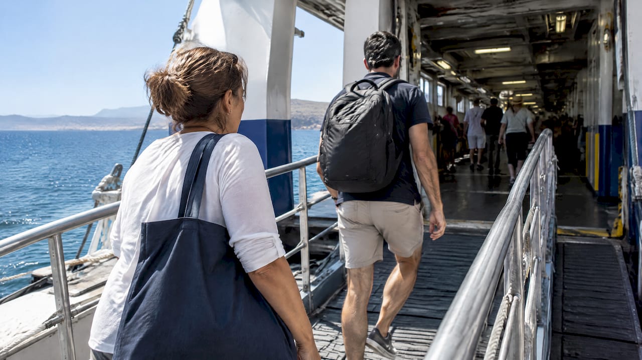 Passeggeri a piedi salgono sul traghetto diretto all’Elba