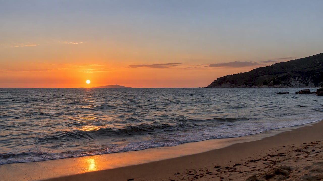 Tramonto sul mare con Capraia all'orizzonte